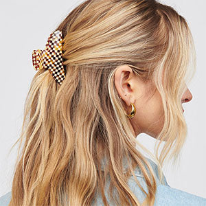 Woman wearing an urban expression hair clip