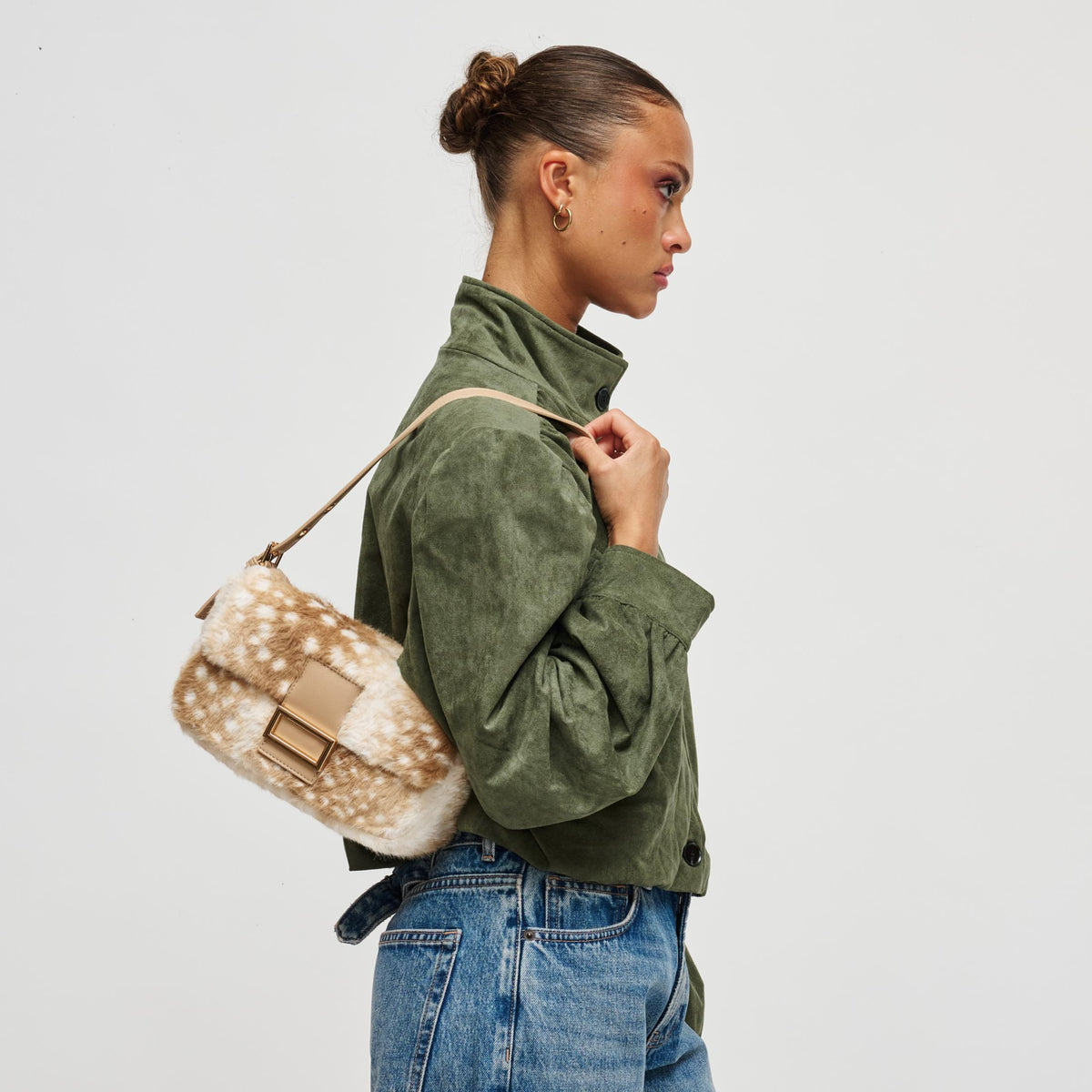 Woman wearing Fawn Natural Urban Expressions Beverly - Faux Fur Crossbody 840504212437 View 2 | Fawn Natural