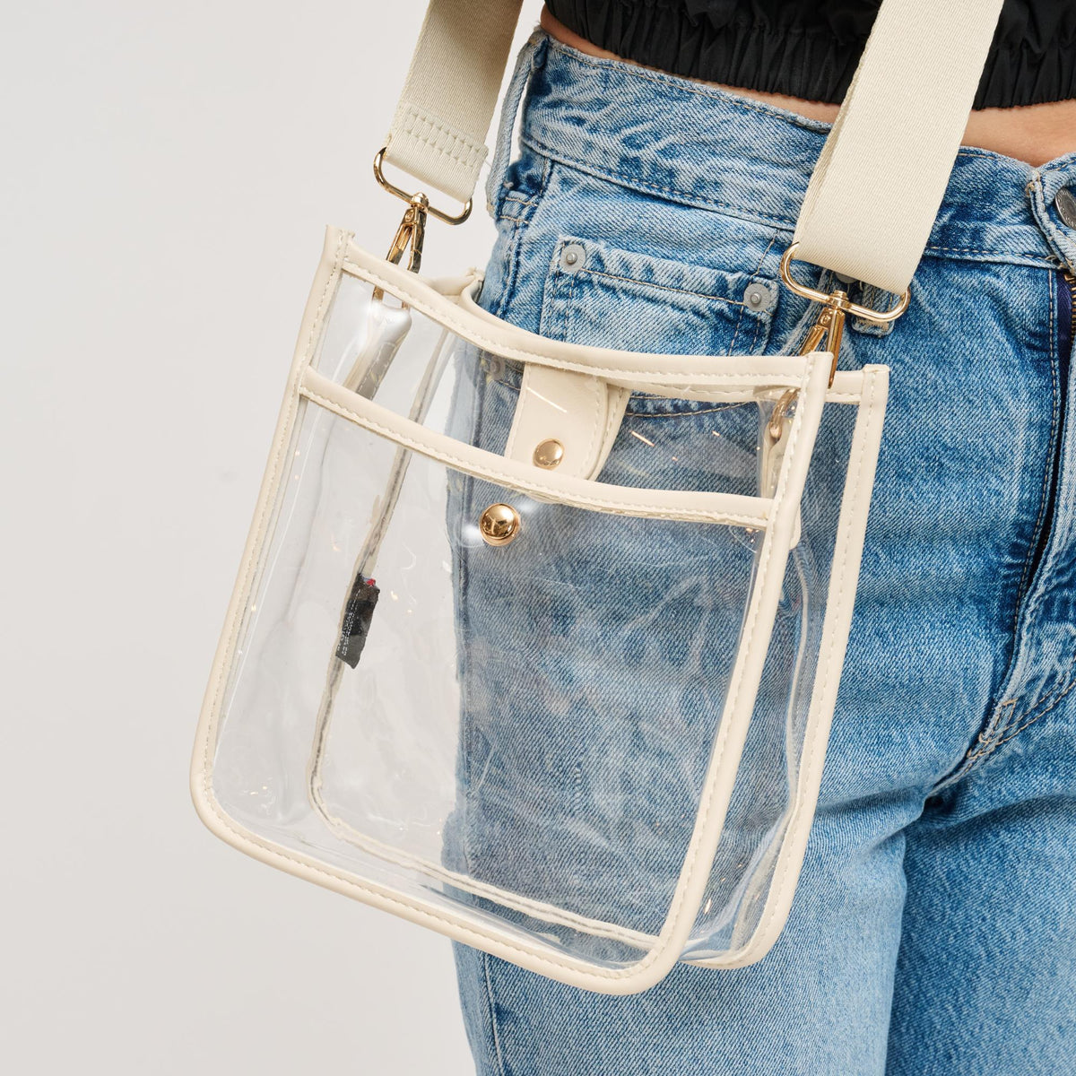 Woman wearing Oatmilk Urban Expressions Beckham - Clear Crossbody 840504201417 View 4 | Oatmilk