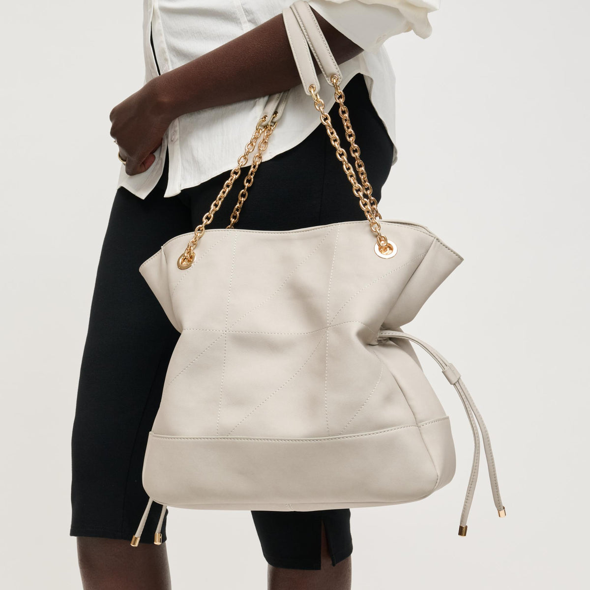 Woman wearing Grey Urban Expressions Kinsley Tote 840504206399 View 1 | Grey