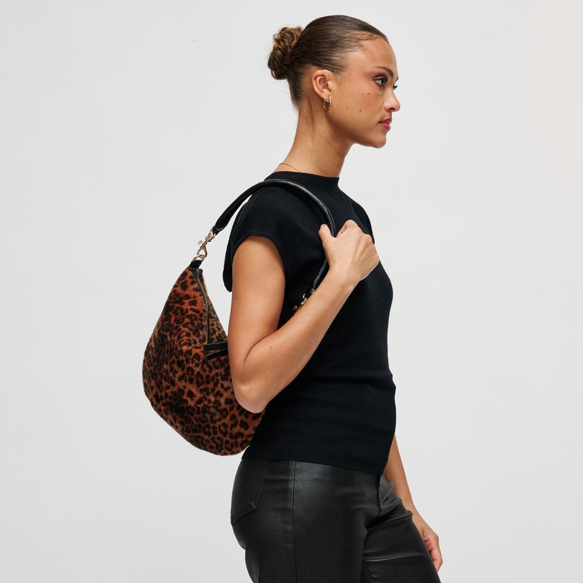 Woman wearing Leopard Urban Expressions Alessia Hobo 840504213304 View 1 | Leopard