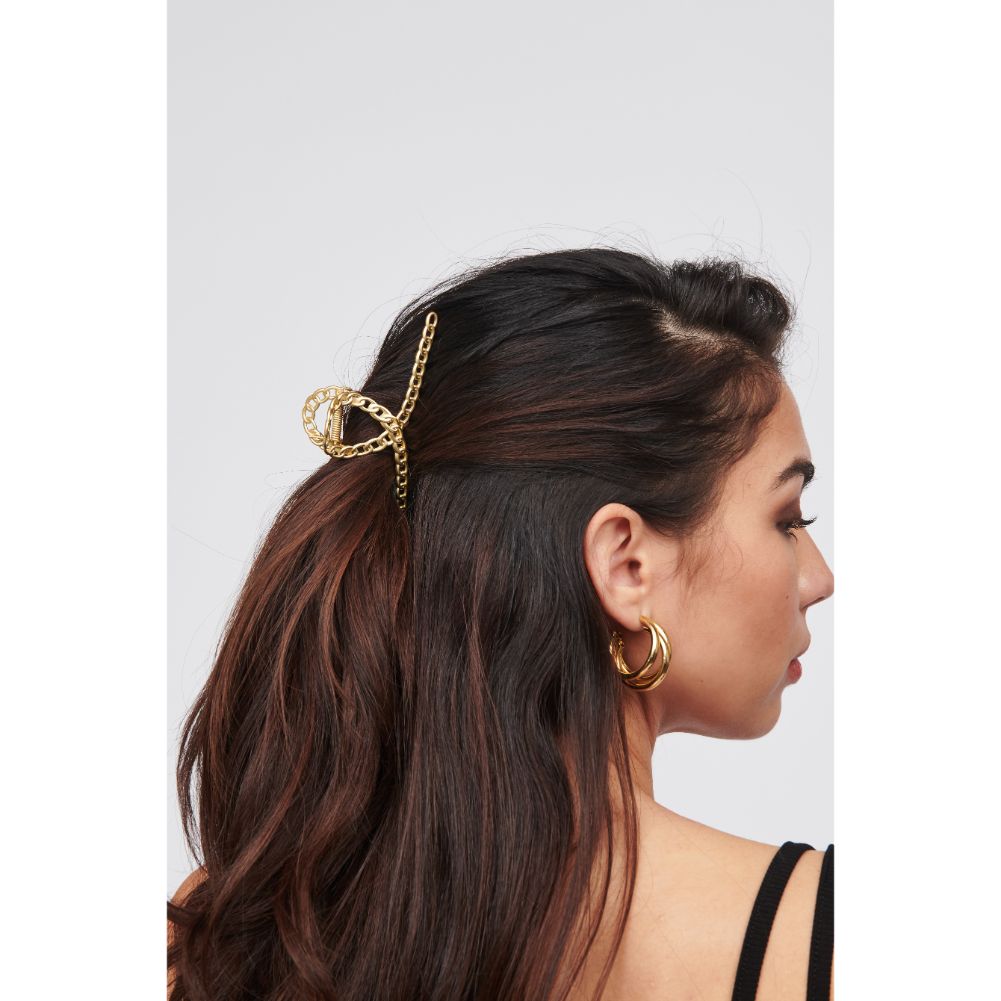 Woman wearing Matte Gold Urban Expressions Chain Detail Hair Claw Hair Claw 818209014410 View 1 | Matte Gold