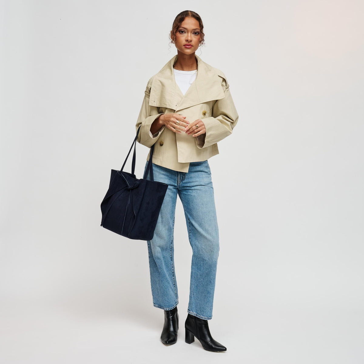 Woman wearing Midnight Urban Expressions Soren Tote 840504212178 View 4 | Midnight