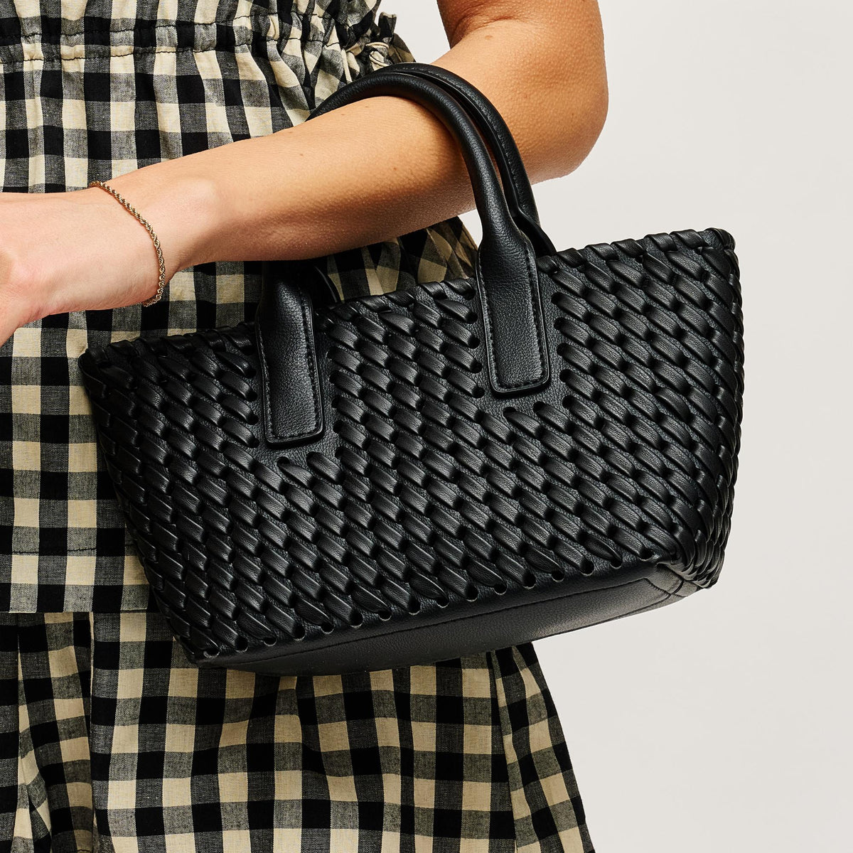 Woman wearing Black Urban Expressions Paisley Tote 840611126306 View 2 | Black
