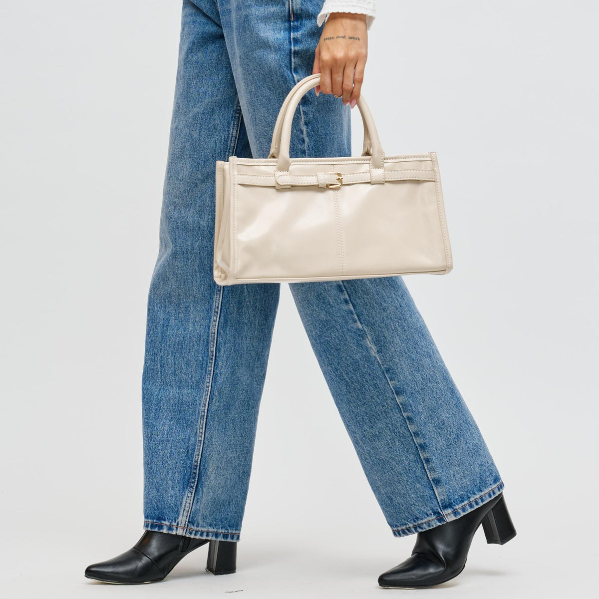 Woman wearing Oatmilk Urban Expressions Joanna Crossbody 840611198228 View 4 | Oatmilk