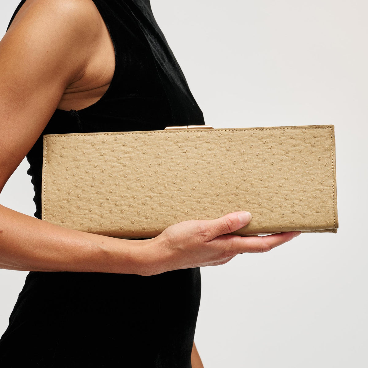 Woman wearing Natural Urban Expressions Nazlee - Os Clutch 840504212628 View 1 | Natural