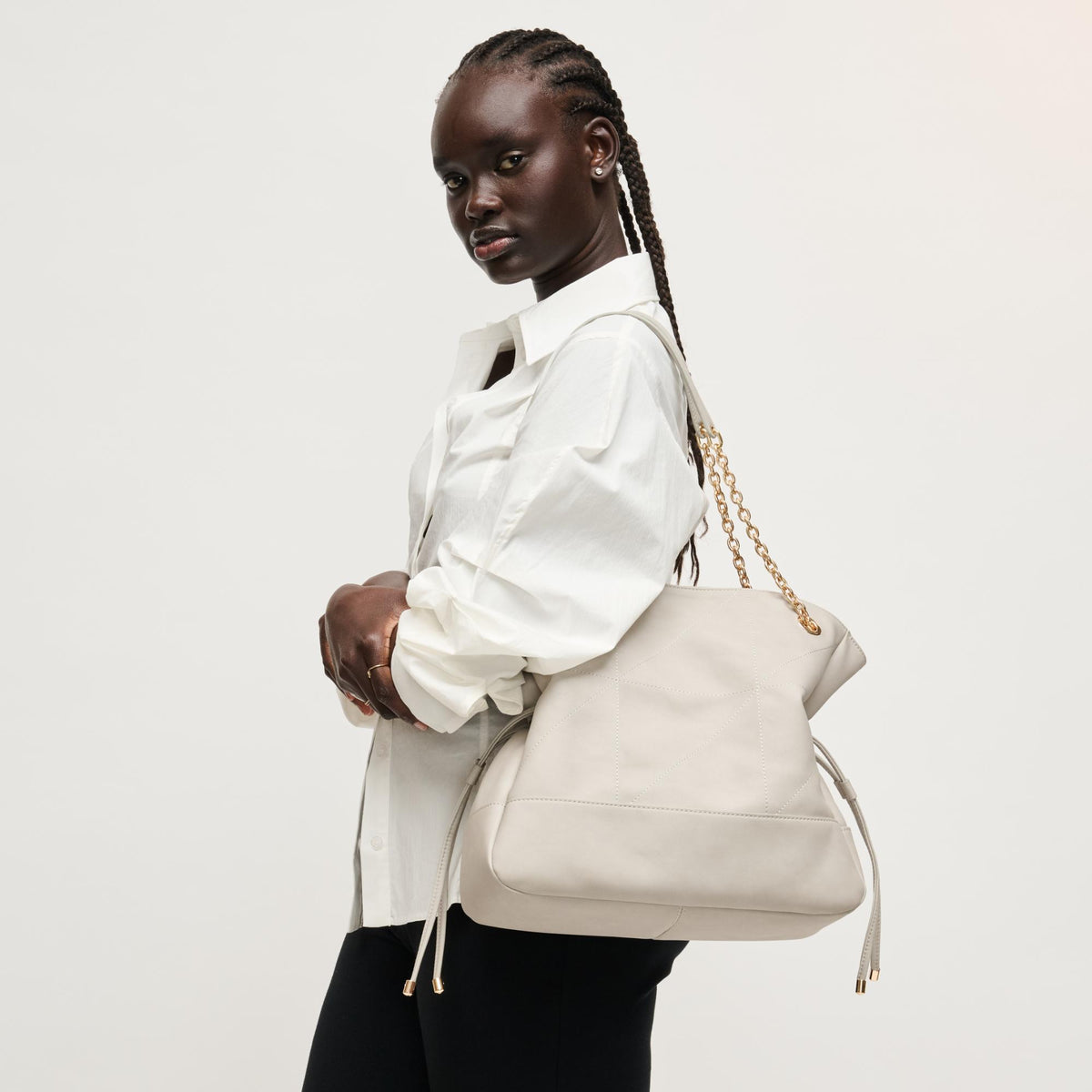 Woman wearing Grey Urban Expressions Kinsley Tote 840504206399 View 2 | Grey