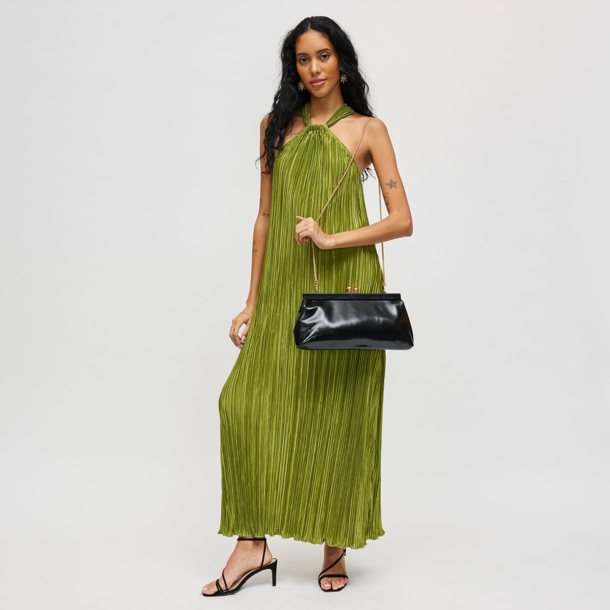 Woman wearing Black Urban Expressions Joplin - Kisslock Clutch 840504200786 View 2 | Black
