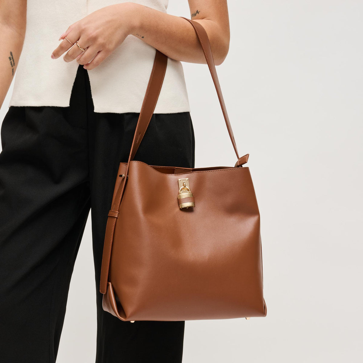 Woman wearing Chocolate Urban Expressions Caroline Hobo 840504208348 View 4 | Chocolate