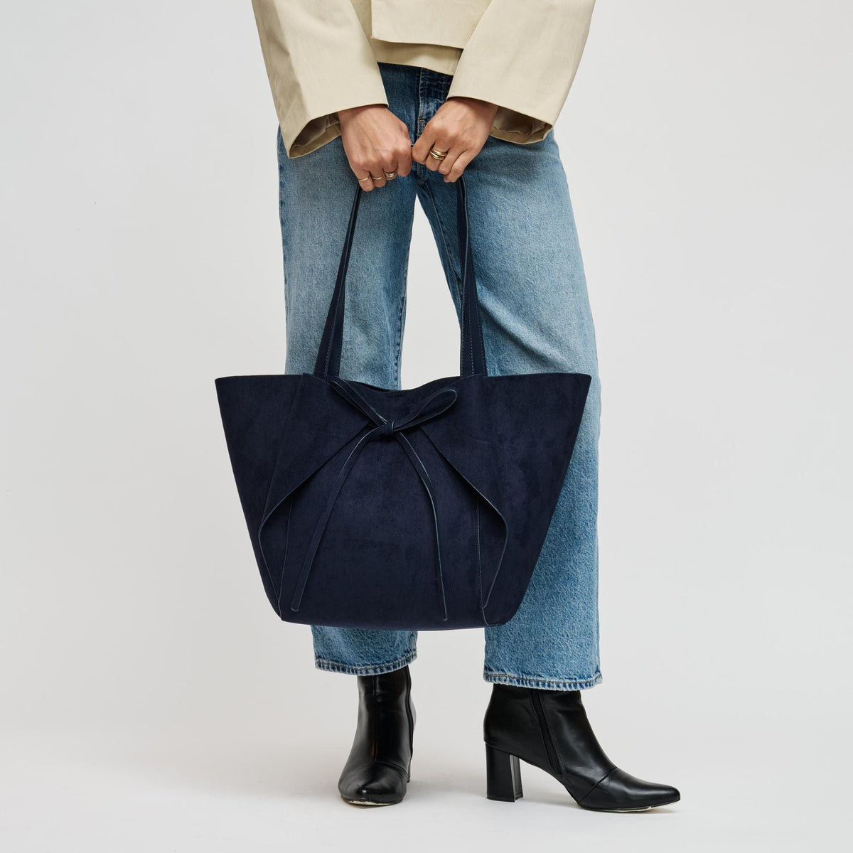 Woman wearing Midnight Urban Expressions Soren Tote 840504212178 View 3 | Midnight