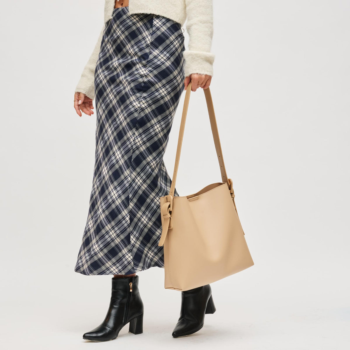 Woman wearing Natural Urban Expressions Addilyn Bucket 840611199645 View 2 | Natural