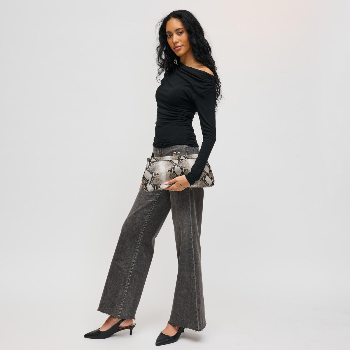 Woman wearing Grey Multi Urban Expressions Joplin - Kisslock Clutch 840504200762 View 2 | Grey Multi