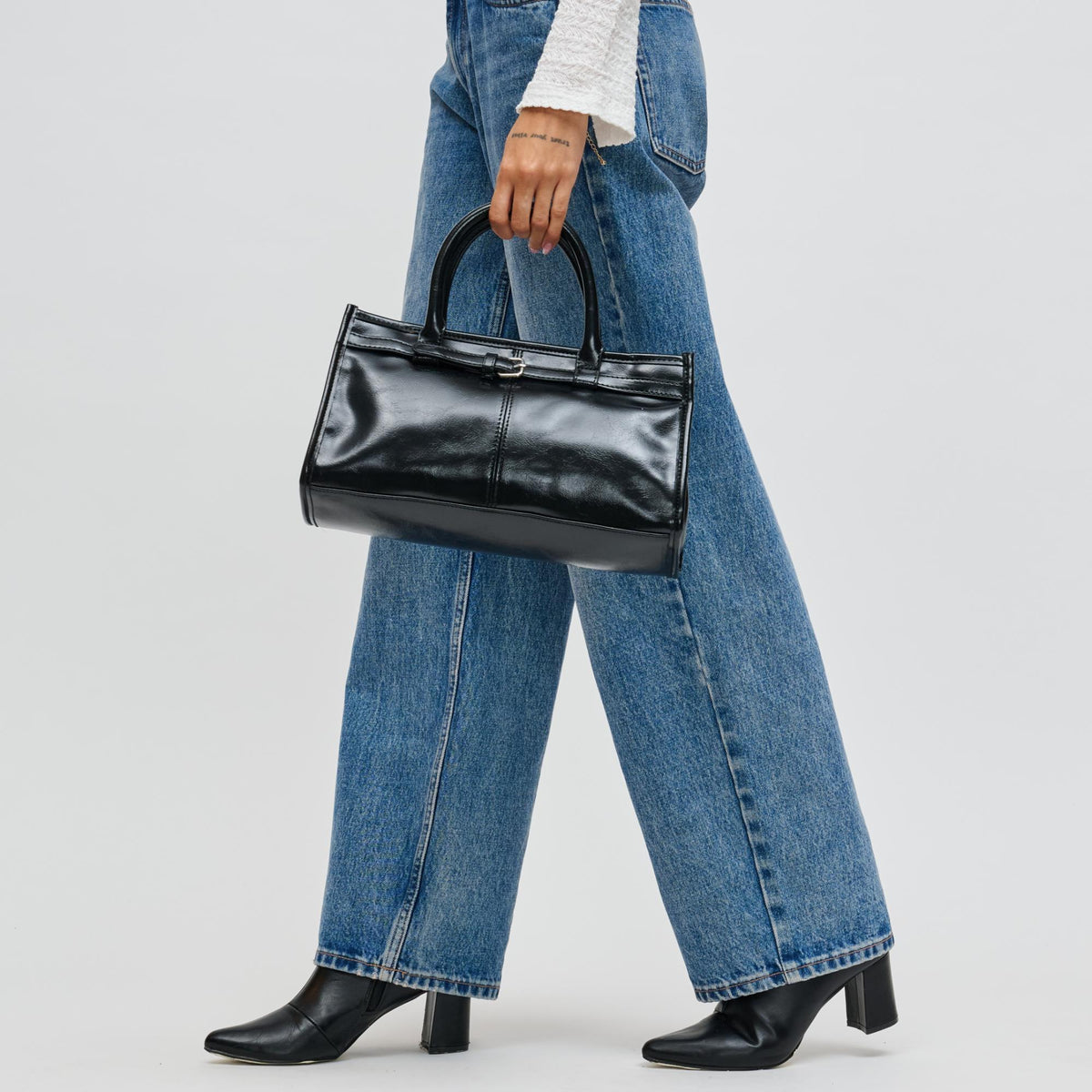 Woman wearing Black Urban Expressions Joanna Crossbody 840611198198 View 4 | Black