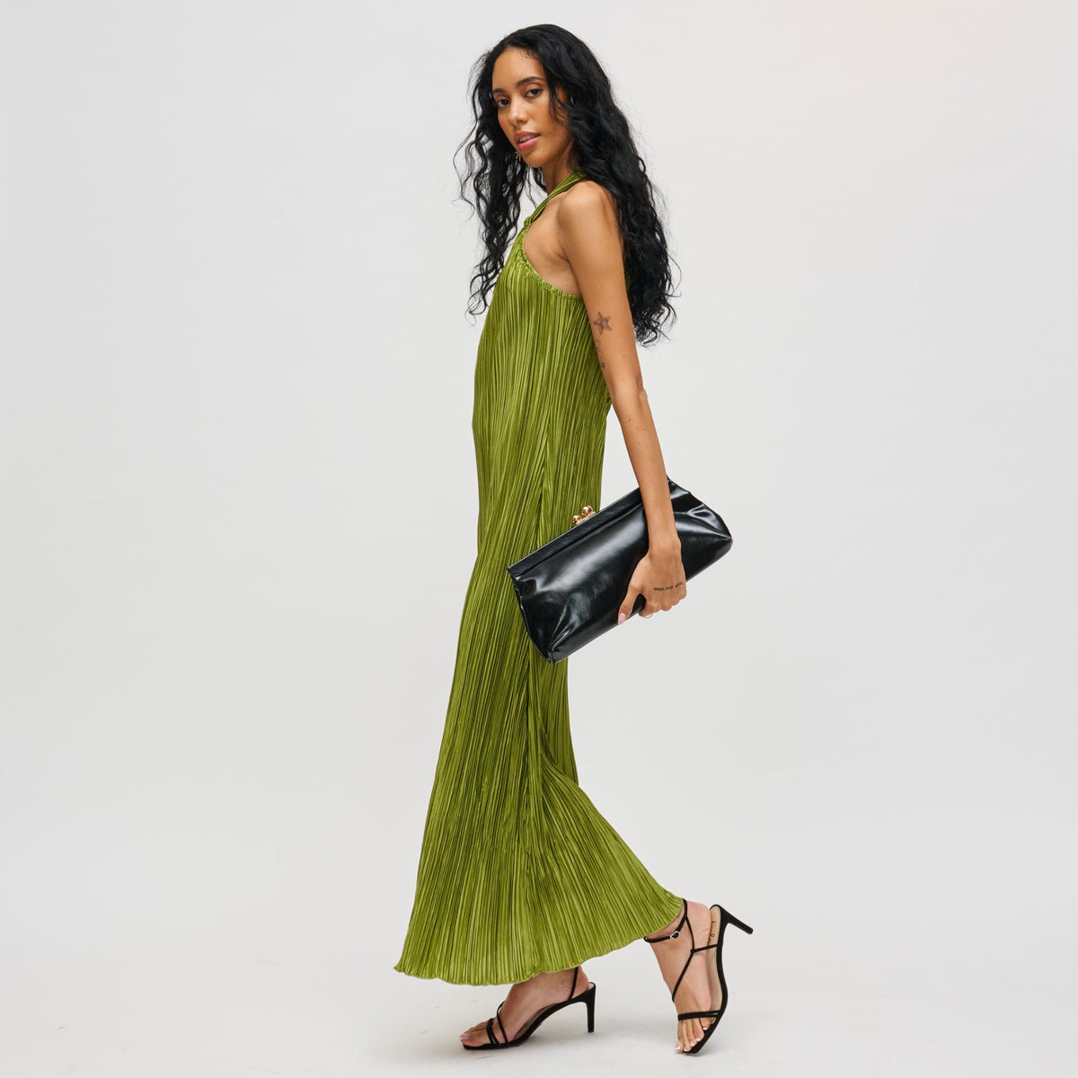 Woman wearing Black Urban Expressions Joplin - Kisslock Clutch 840504200786 View 4 | Black