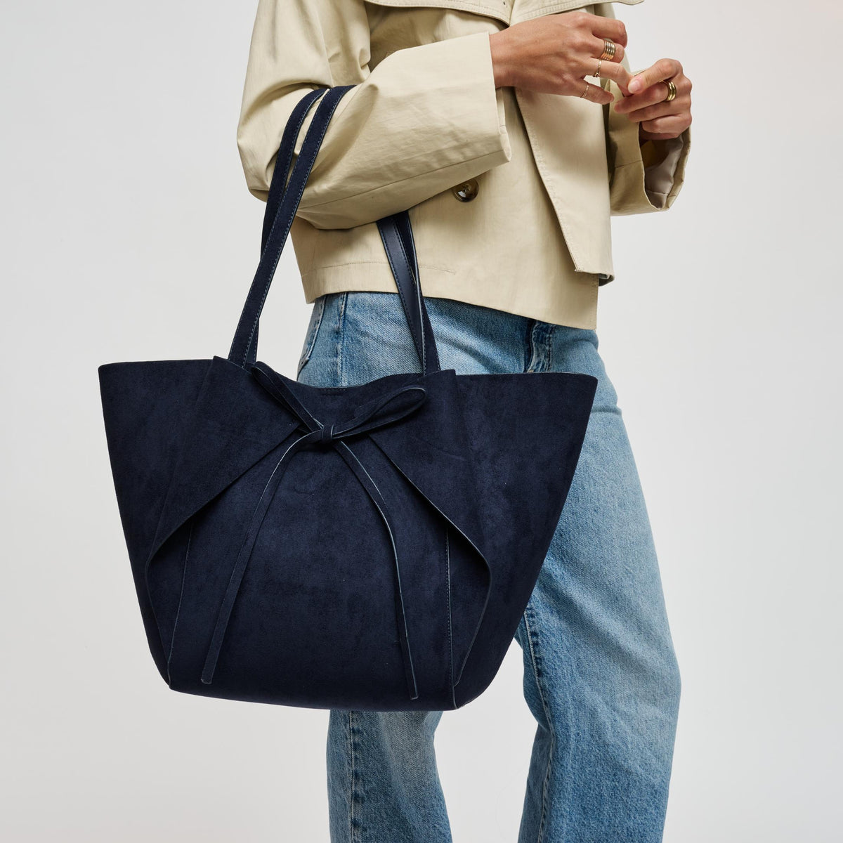 Woman wearing Midnight Urban Expressions Soren Tote 840504212178 View 2 | Midnight
