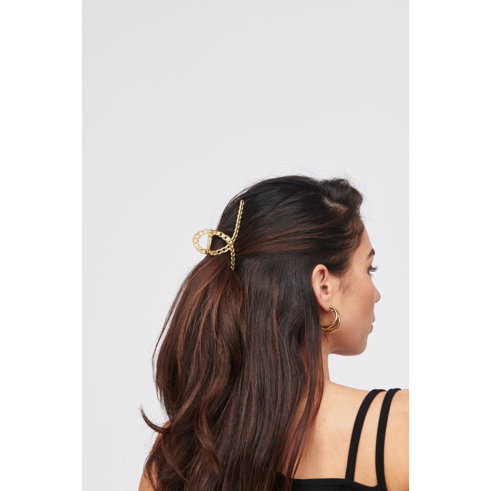 Woman wearing Matte Gold Urban Expressions Chain Detail Hair Claw Hair Claw 818209014410 View 2 | Matte Gold