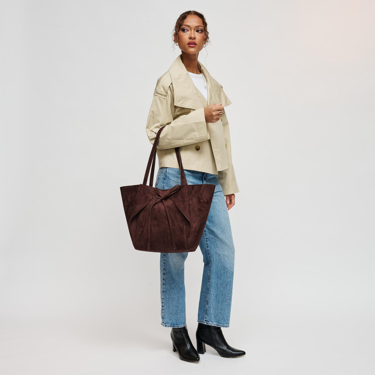 Woman wearing Chocolate Urban Expressions Soren Tote 840504212161 View 4 | Chocolate