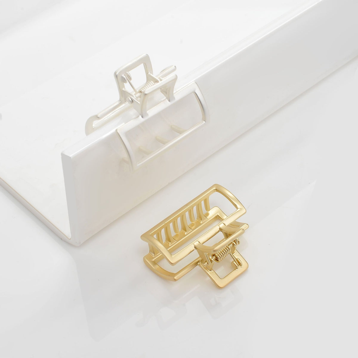 Urban Expressions Simple Metal Claw - 2 Pack Hair Claw 818209014151 View 3 | Matte Gold Matte Silver