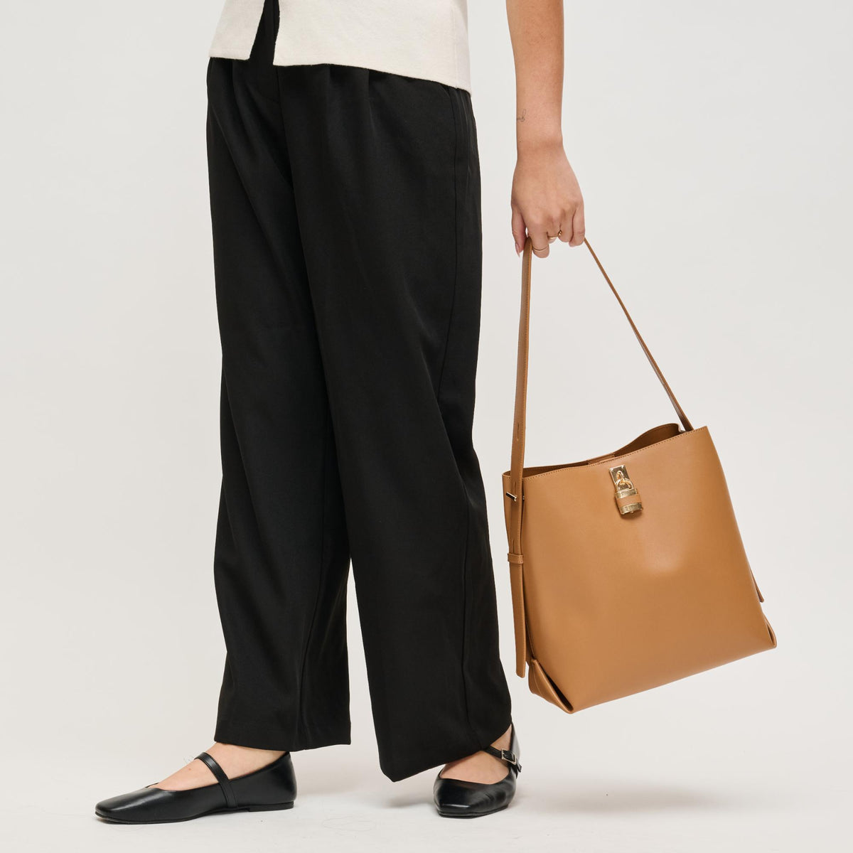 Woman wearing Camel Urban Expressions Caroline Hobo 840504208355 View 1 | Camel