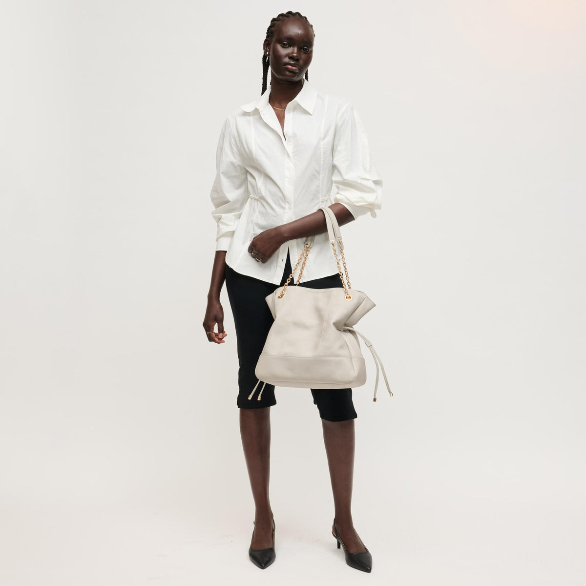 Woman wearing Grey Urban Expressions Kinsley Tote 840504206399 View 3 | Grey
