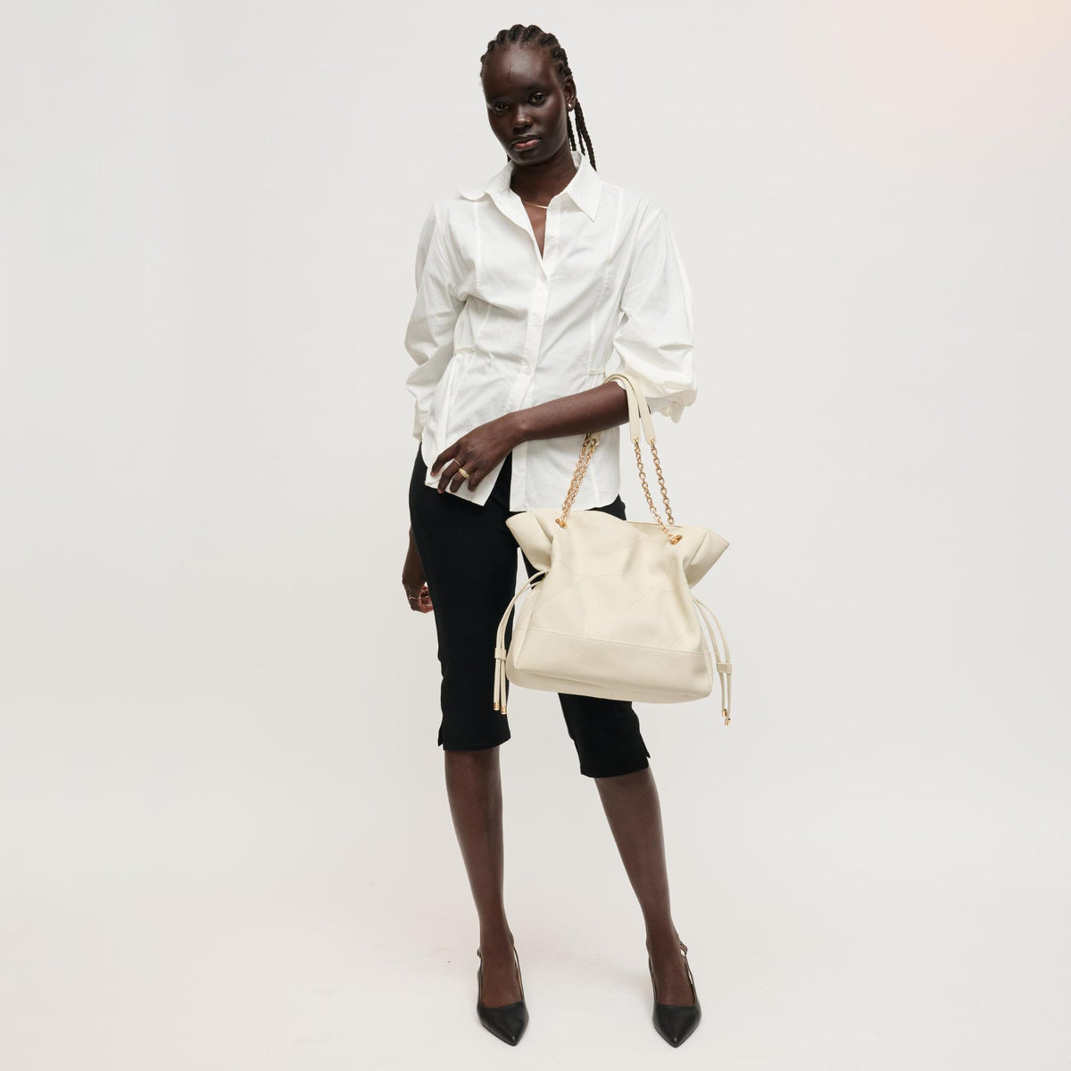 Woman wearing Ivory Urban Expressions Kinsley Tote 840504206382 View 4 | Ivory