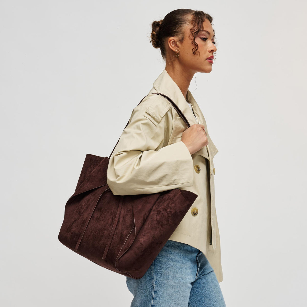 Woman wearing Chocolate Urban Expressions Soren Tote 840504212161 View 3 | Chocolate