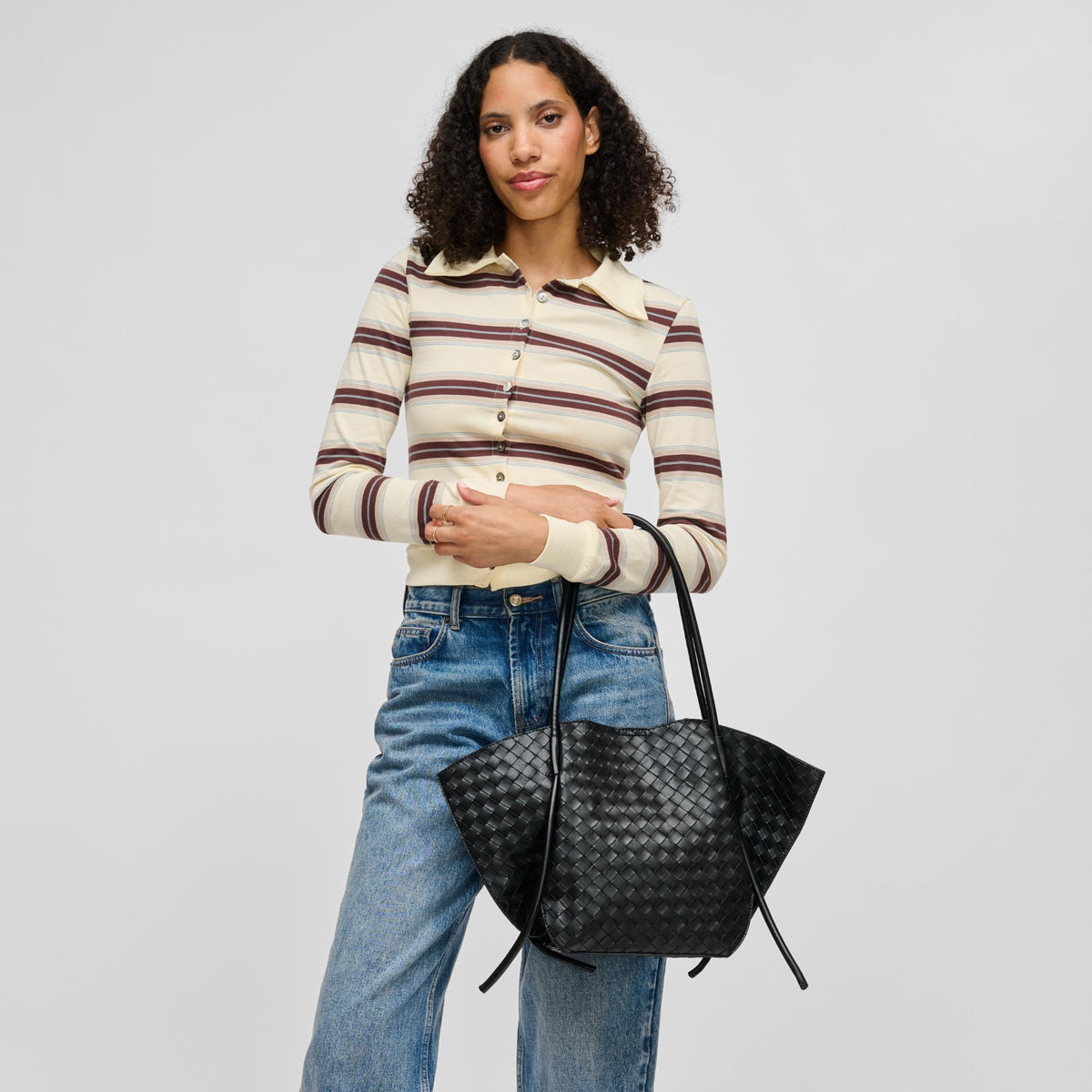 Woman wearing Black Urban Expressions Caspien - Woven Tote 840504213250 View 1 | Black