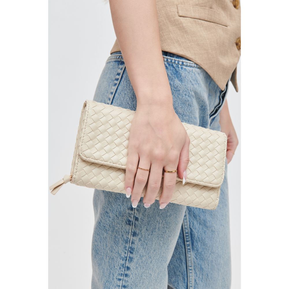 Woman wearing Oatmilk Urban Expressions Wallis Crossbody 840611107527 View 4 | Oatmilk