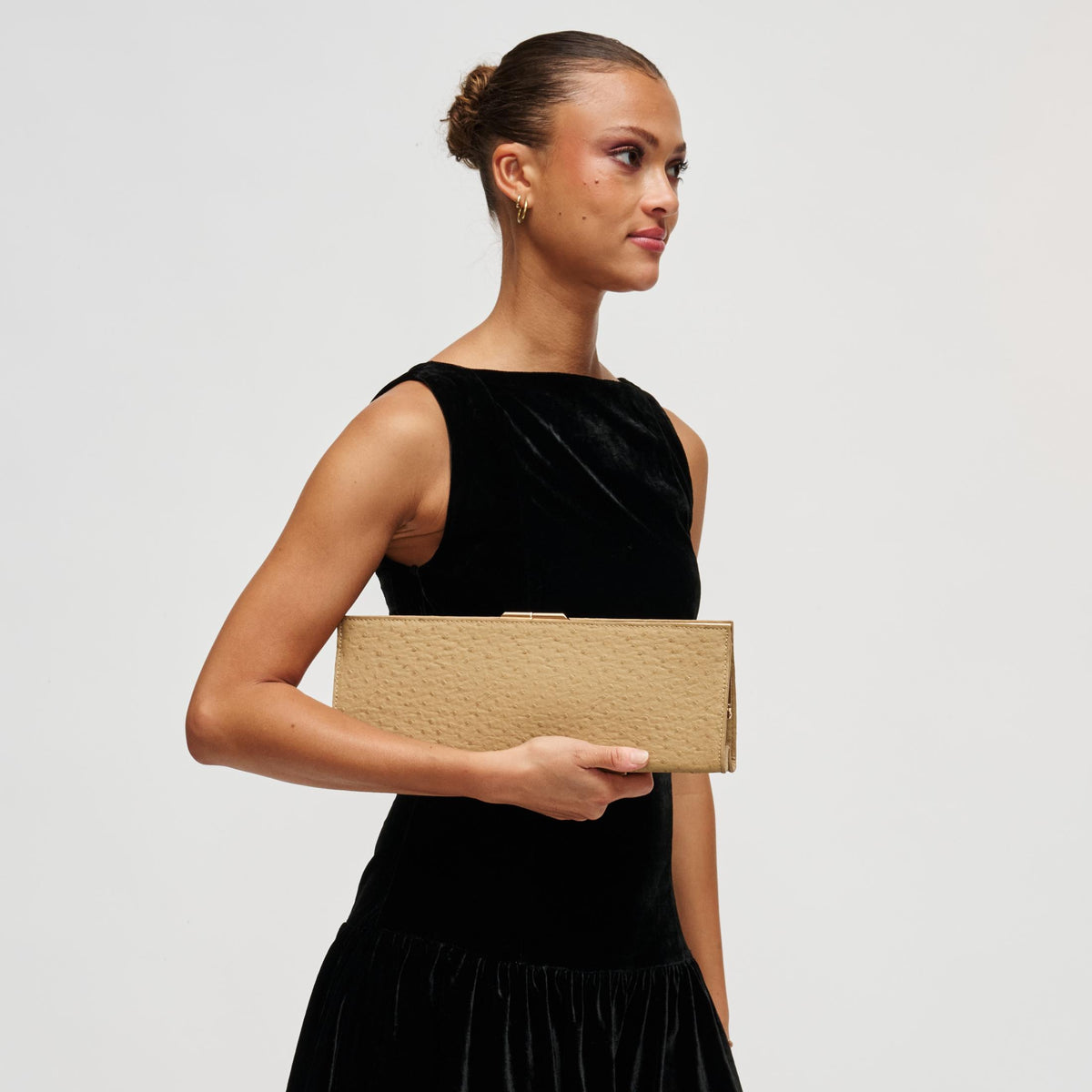 Woman wearing Natural Urban Expressions Nazlee - Os Clutch 840504212628 View 3 | Natural