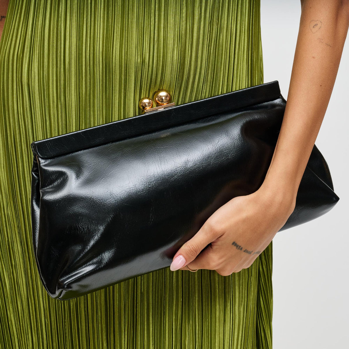 Woman wearing Black Urban Expressions Joplin - Kisslock Clutch 840504200786 View 1 | Black
