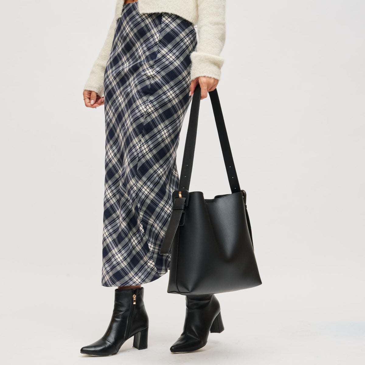 Woman wearing Black Urban Expressions Addilyn Bucket 840611199621 View 2 | Black