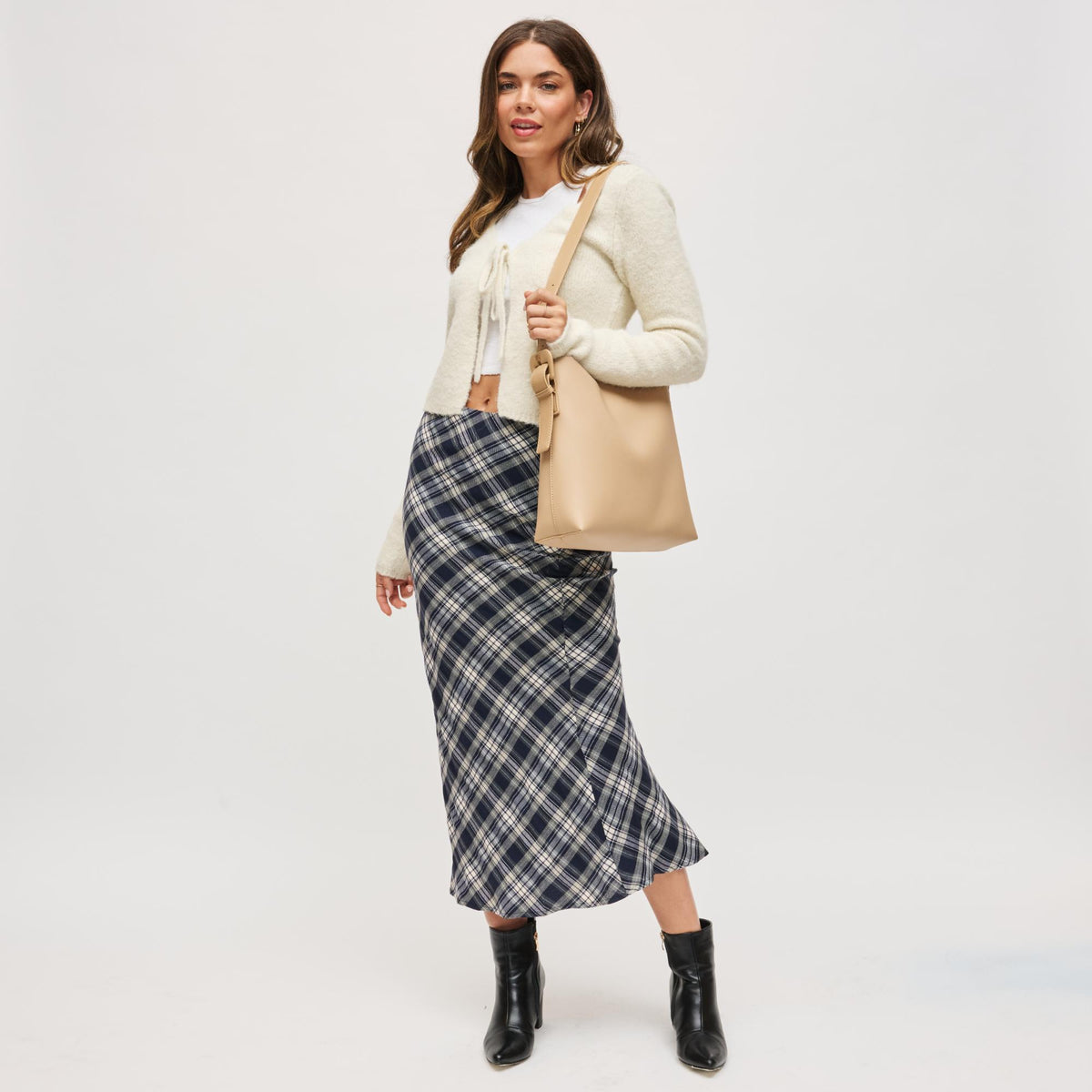 Woman wearing Natural Urban Expressions Addilyn Bucket 840611199645 View 3 | Natural