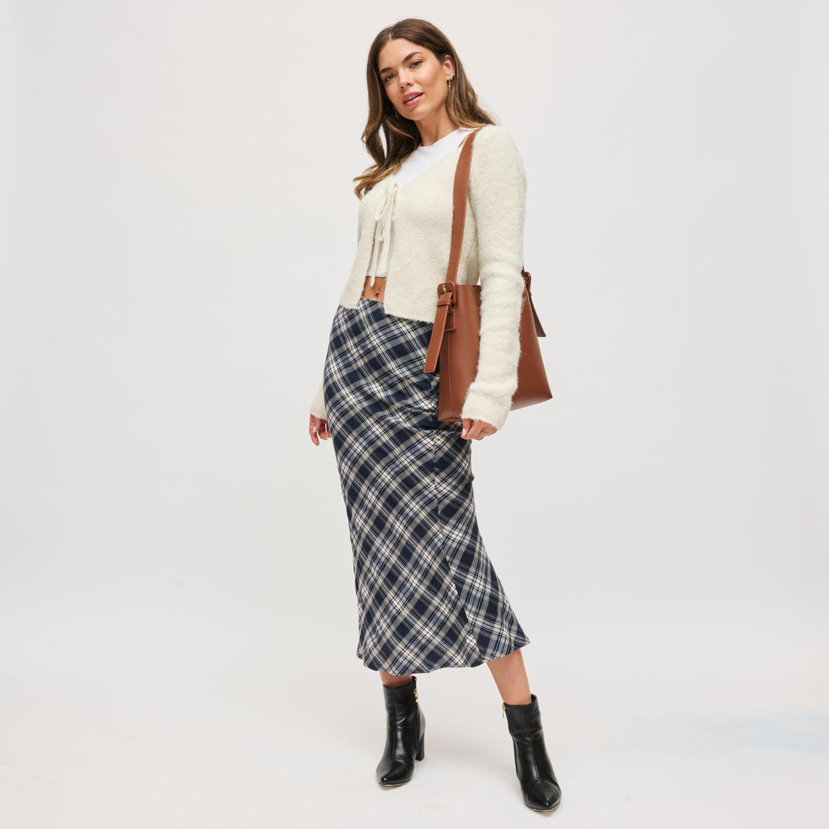 Woman wearing Chocolate Urban Expressions Addilyn Bucket 840611199638 View 3 | Chocolate